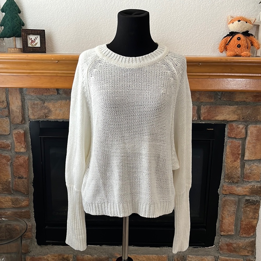Medium white Harper Heritage sweater with cute over sized sleeves